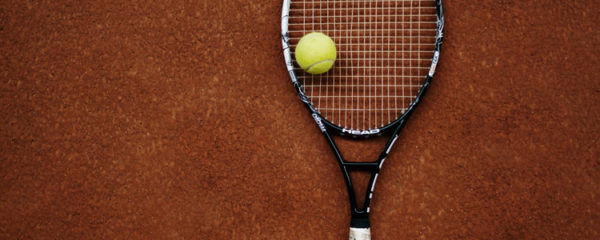 Balle de tennis sur une raquette